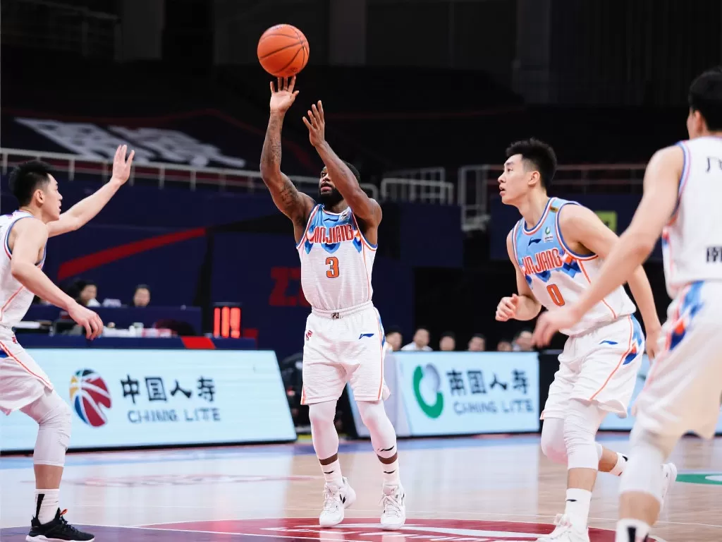 劳森三分命中，新疆首节中段23-14领先南京